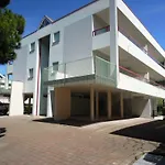 Great Flat Close To The With Garden *