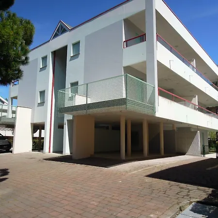 Great Flat Close To The With Parking *
