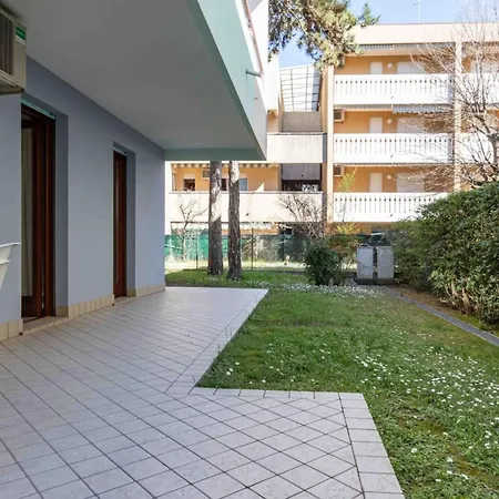 Daire Great Flat Close To The With Garden