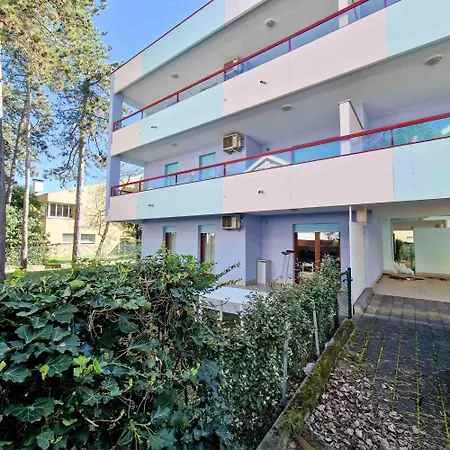 Daire Great Flat Close To The With Garden *