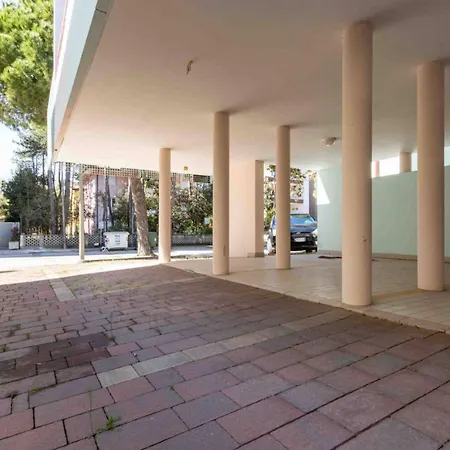 Great Flat Close To The With Parking *