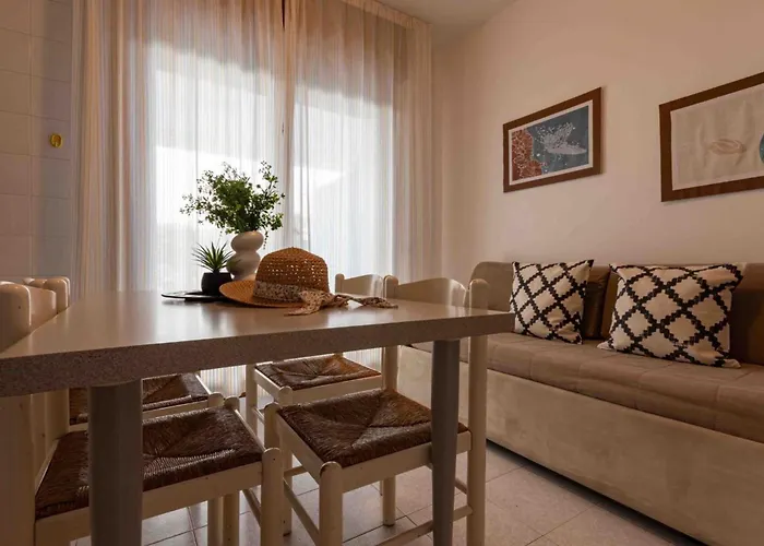 Great Flat Close To The With Garden Lejlighed *